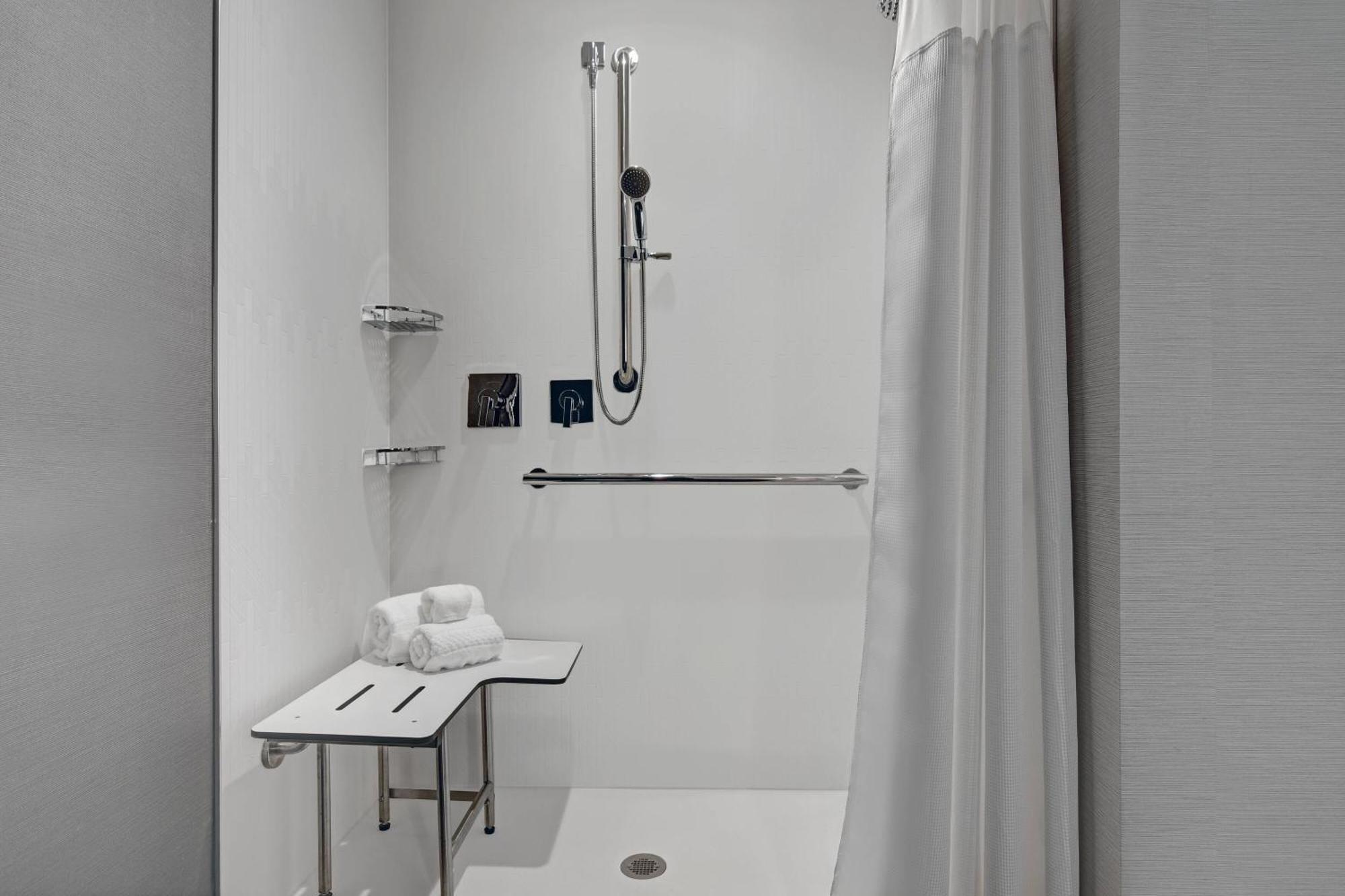 Courtyard By Marriott Manhattan Aggieville Buitenkant foto