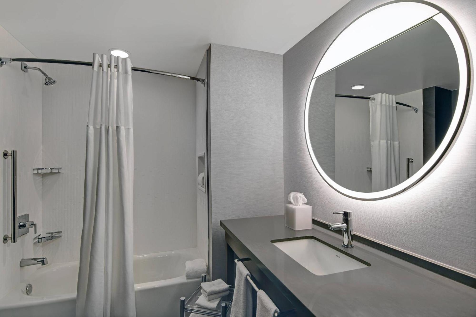 Courtyard By Marriott Manhattan Aggieville Buitenkant foto