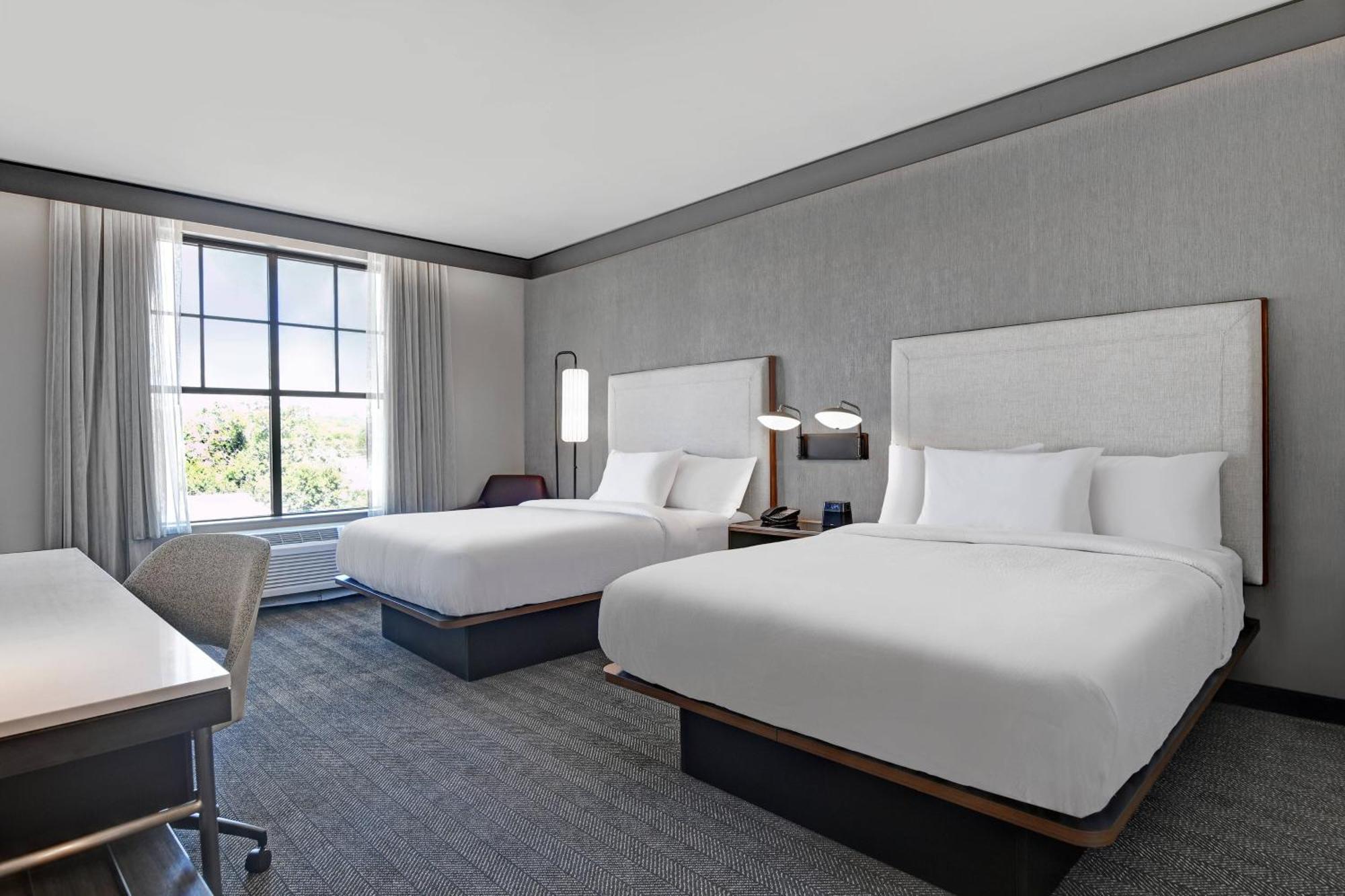 Courtyard By Marriott Manhattan Aggieville Buitenkant foto
